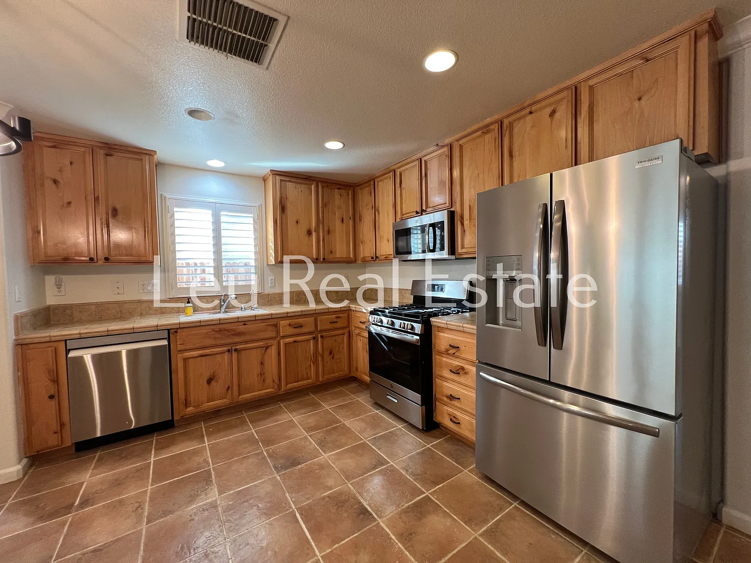 3 bed, 1067 sqft, $2,500 — Photo 2