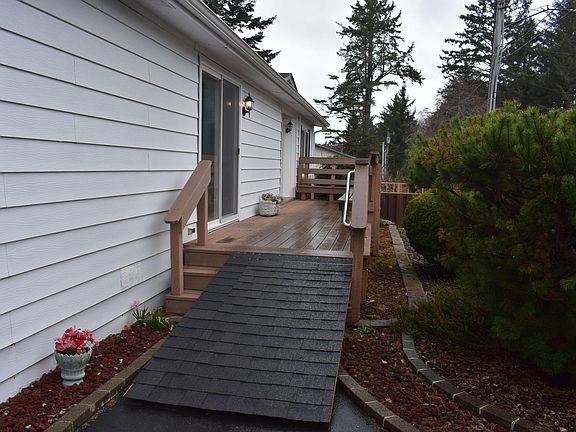 4th image of 655 SE Oar Ave