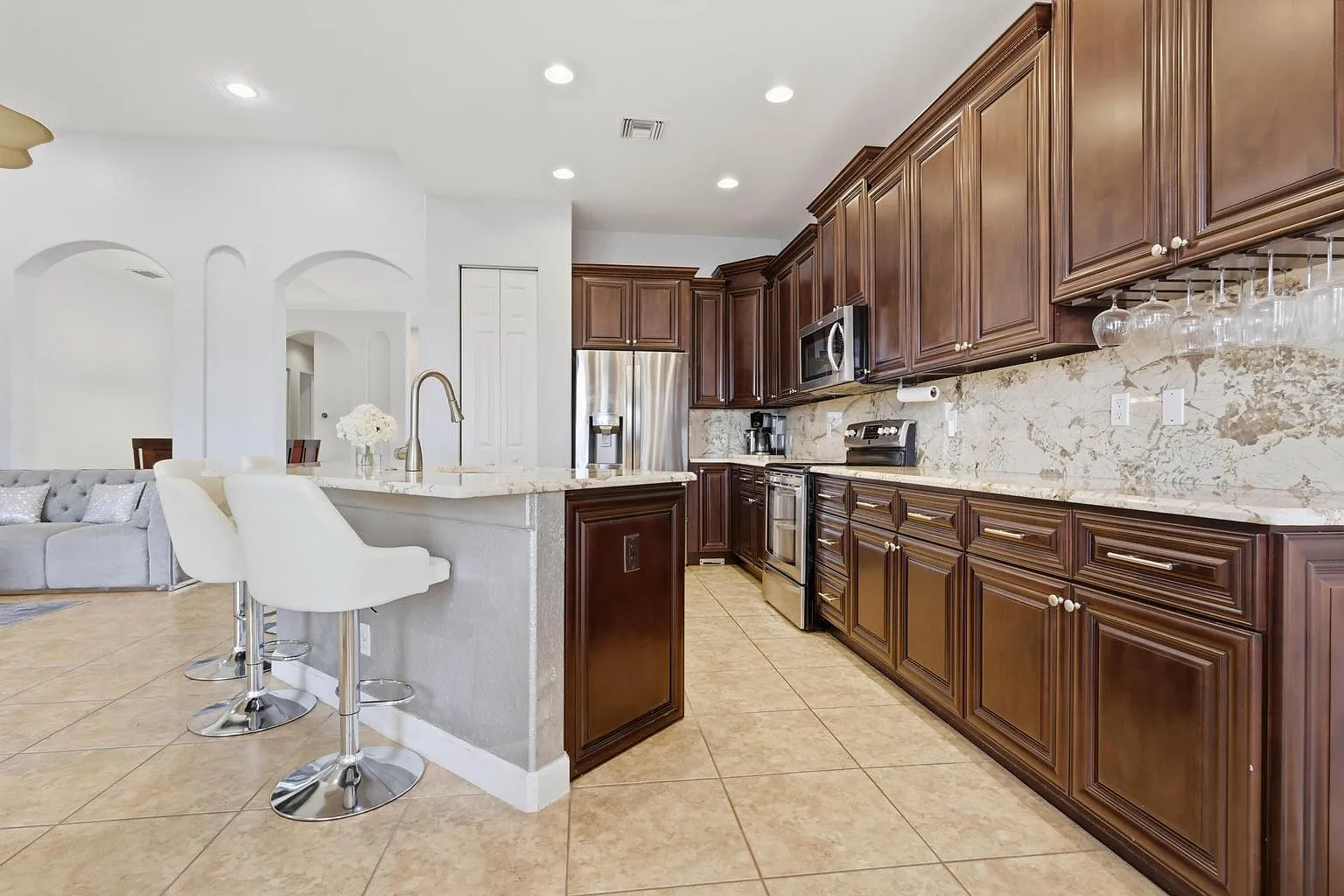 4 bed, 2252 sqft, $5,500 — Photo 2