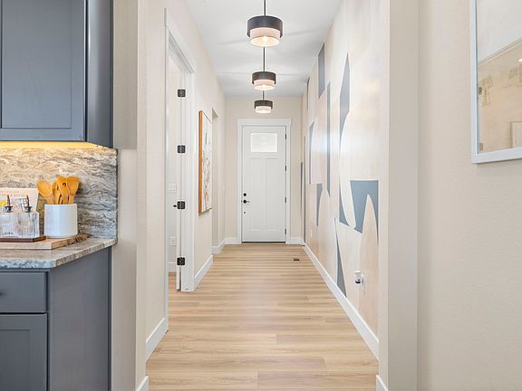 Plan C411 Foyer Representative Photo