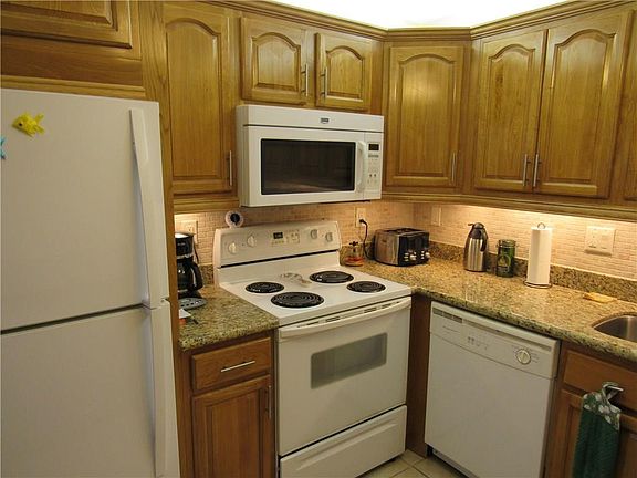 2nd image of 4113 Oakridge V #4113