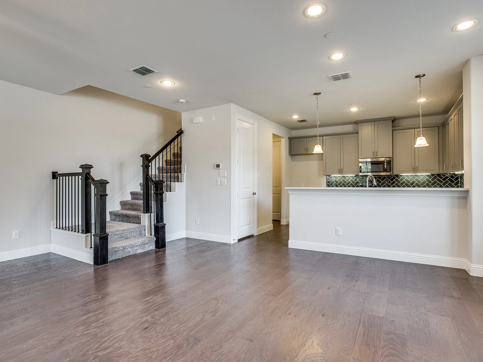 3 bed, 2.5 bath, 1856 sqft, $2,495 — Photo 4