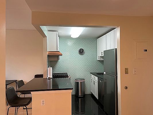 5th image of 837 Washington Ave APT 6E