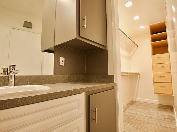 3rd image of 1436 Barry Ave APT 2
