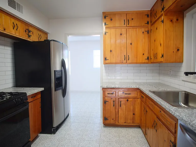2743 N Park Ave — Photo 10