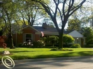 483 Lake Shore Ln, Grosse Pointe Woods, MI 48236