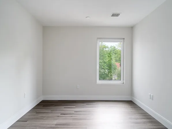 318 Belgrade Ave #203, Roslindale, MA 02131