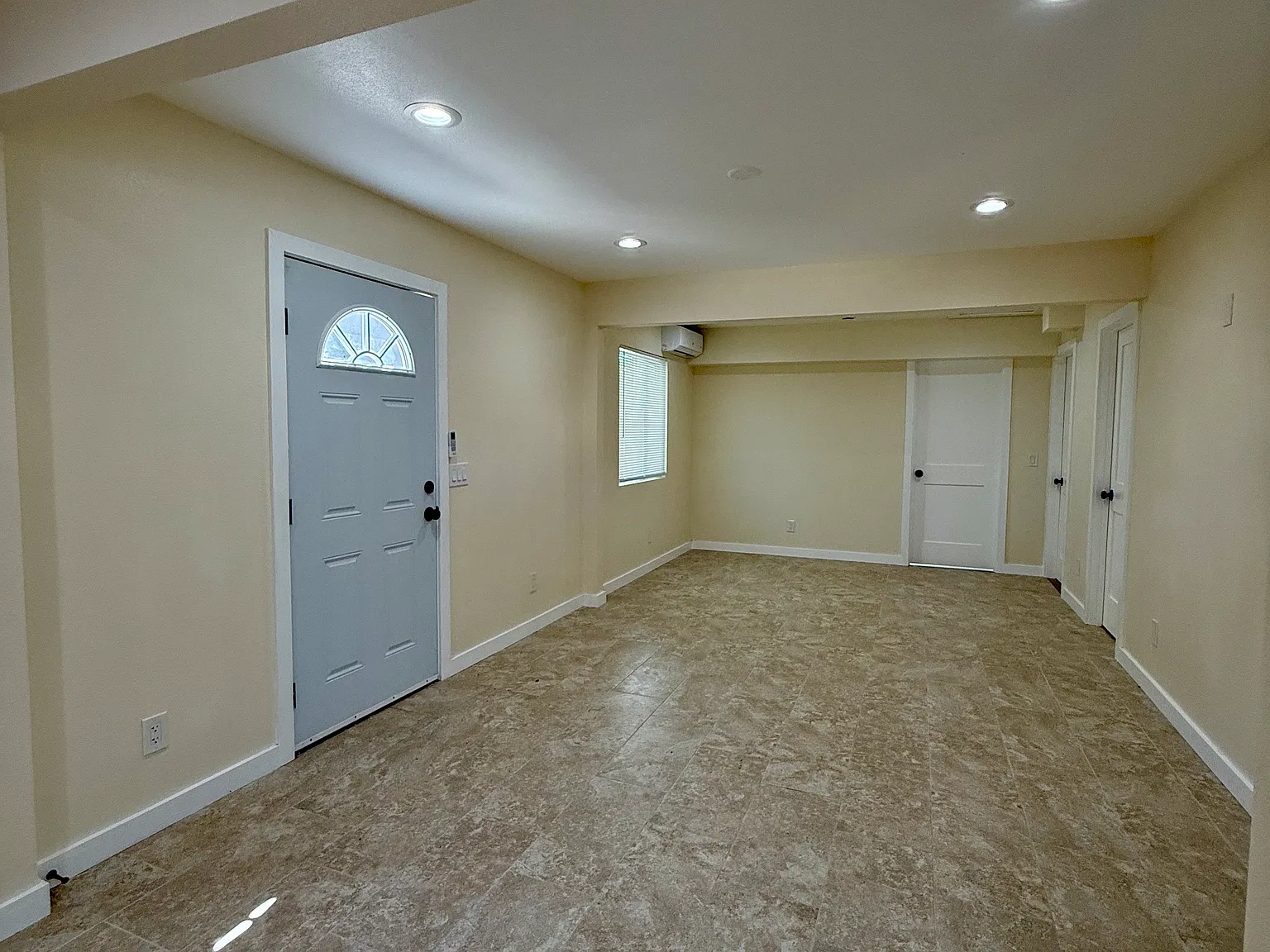 3 bed, 1100 sqft, $3,600 — Photo 2