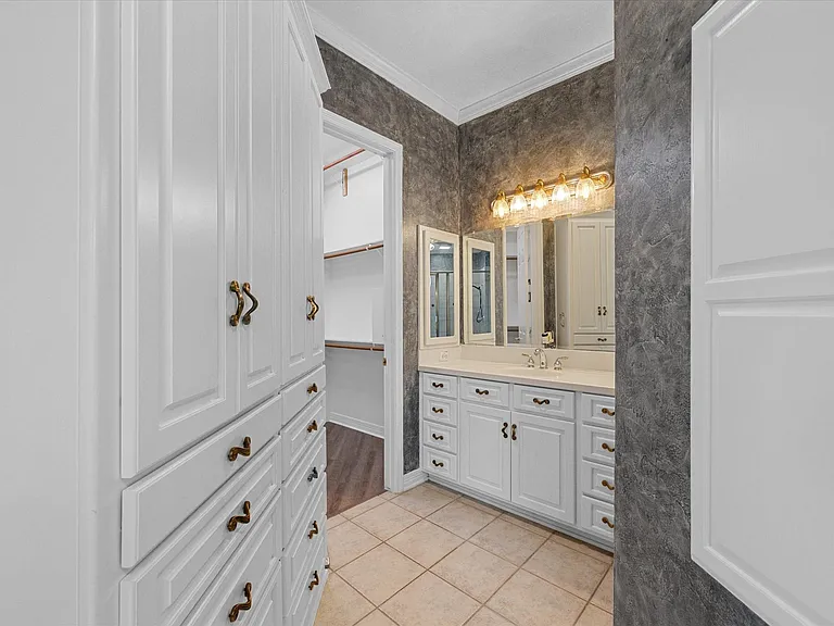 15318 Beecham Dr — Photo 19