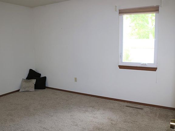 4th image of 5 Pineridge Ct