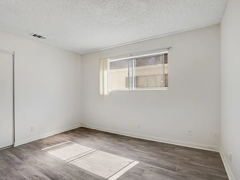 Windsor Arms Apartments — Photo 13