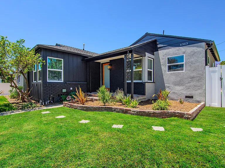 6363 N Darby Ave — Photo 2