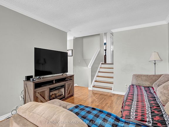 5th image of 16 Austen Ln