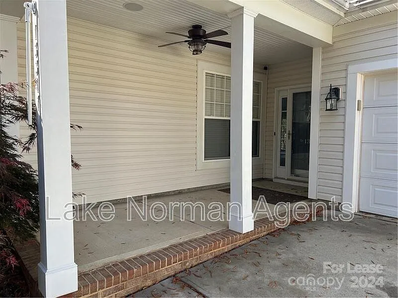 3 bed, 2.0 bath, 2464 sqft, $2,550 — Photo 2