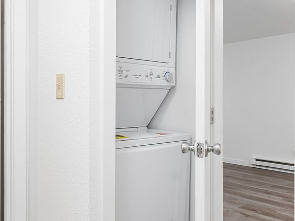 4th image of 913 Harrington Ave NE #3