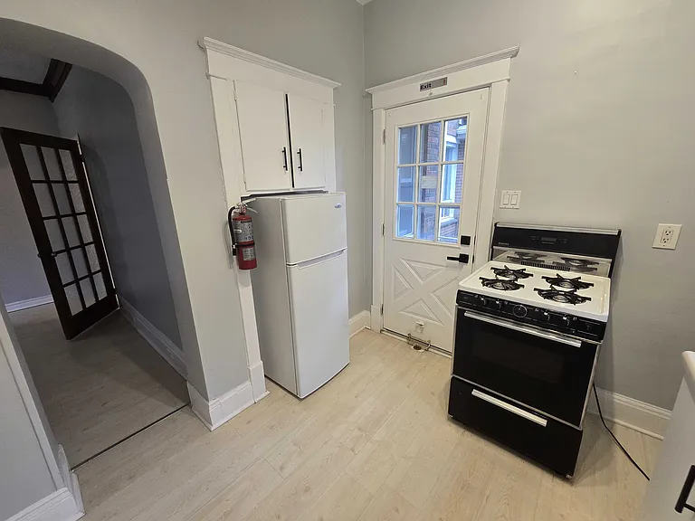 1047 Main St E #3 — Photo 4