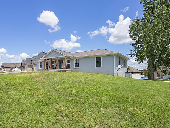 5th image of 410 Tamarac Dr