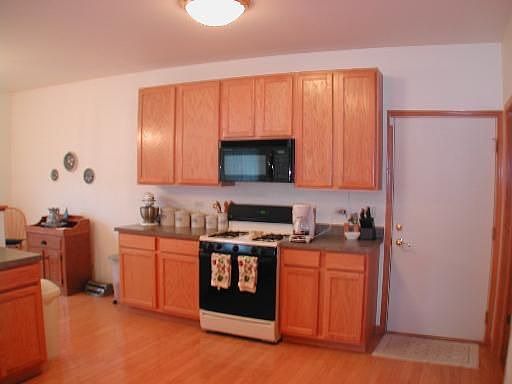 kitchen (stove side)