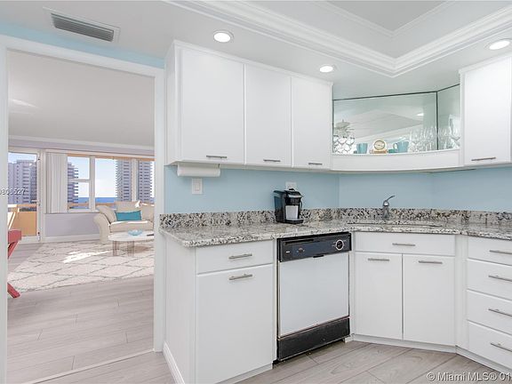 4th image of 3333 NE 34th St APT 814