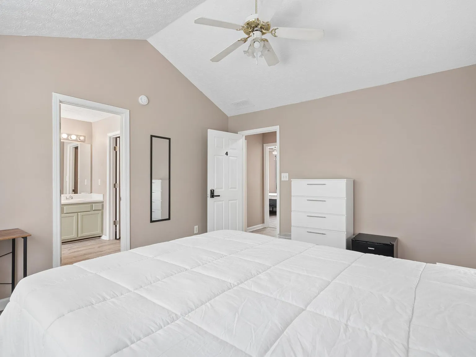 4 bed, 3.0 bath, 1730 sqft, $1,161 — Photo 1
