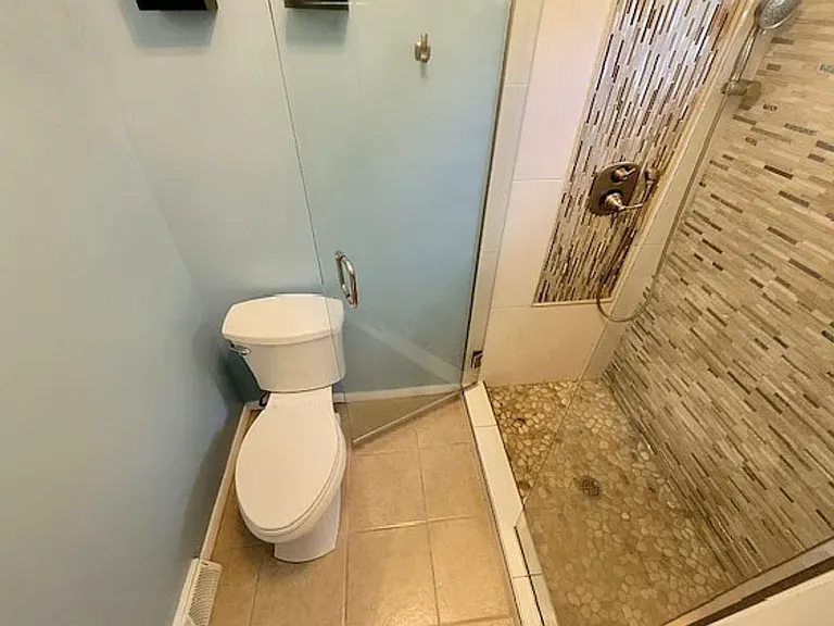 818 Eastchester Dr — Photo 18