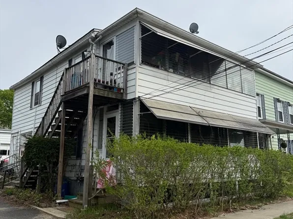 7 I St, Turners Falls, MA 01376