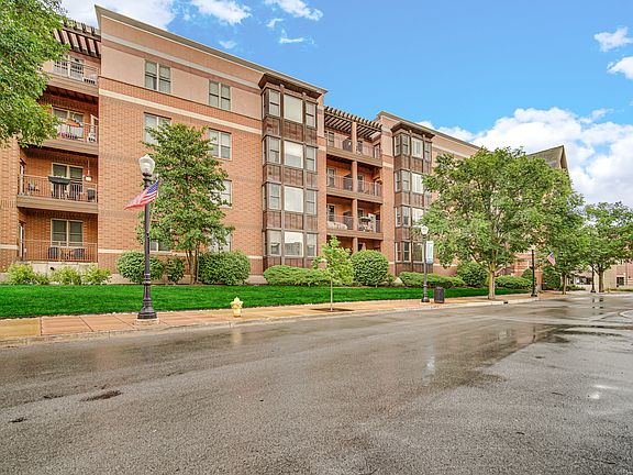 2nd image of 930 Curtiss St Unit 302