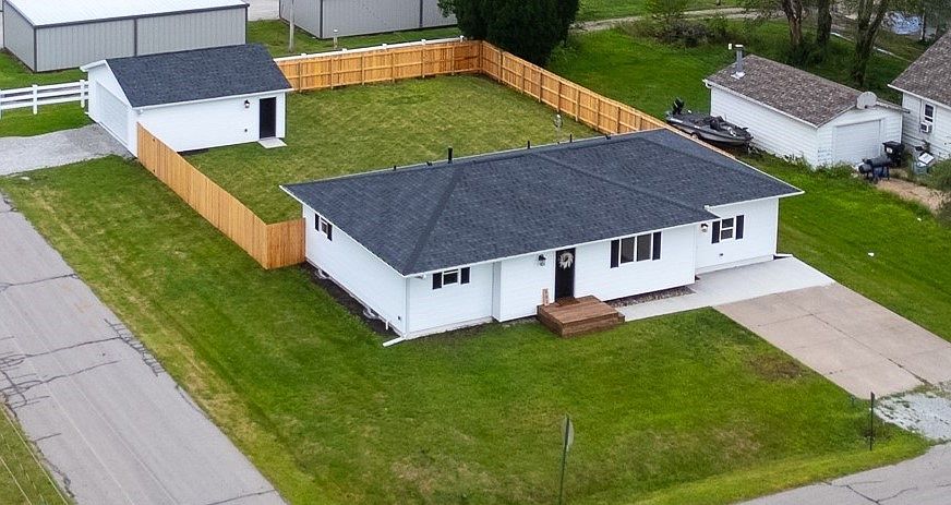 1st image of 302 SE 1st St