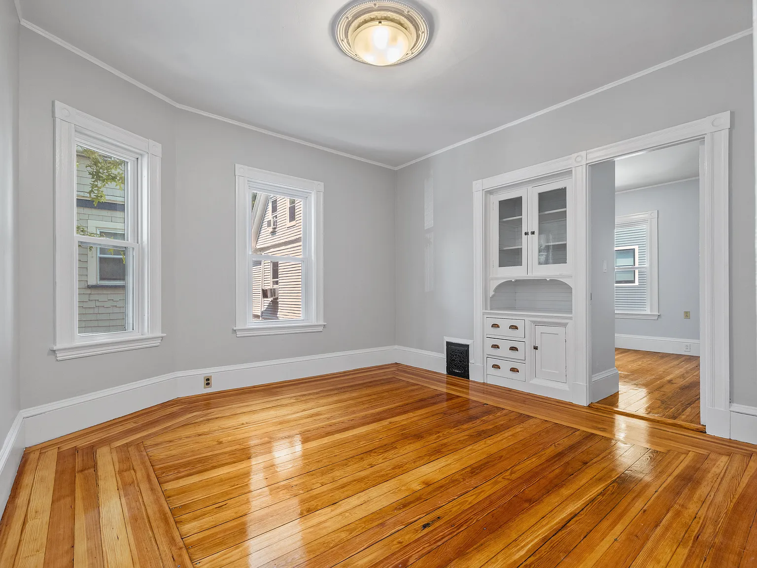 5 bed, 999 sqft, $6,600 — Photo 4