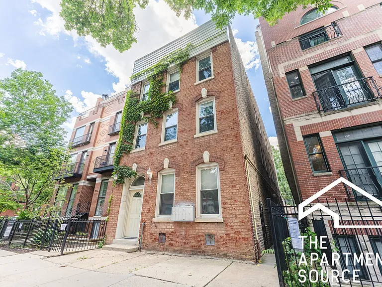 906 N Wood St — Photo 4