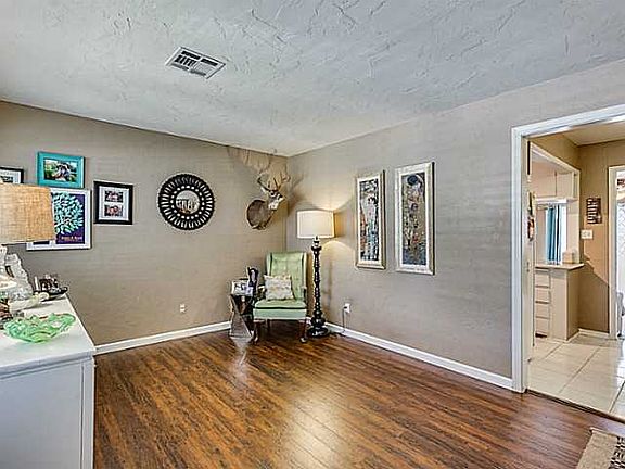 3rd image of 1719 Oxford Way