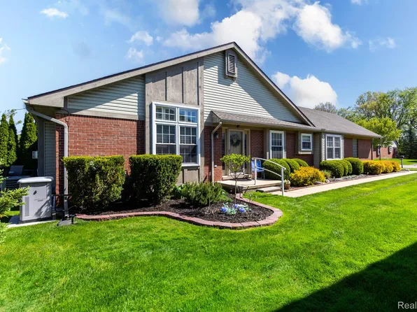 25380 Tara Ln, Brownstown, MI 48134