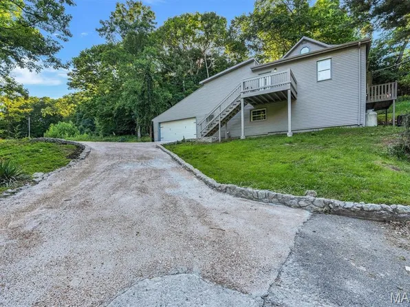 635 Castlewood Dr, Ballwin, MO 63021