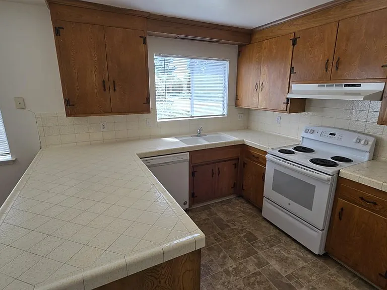 4600 Eggers Dr #B — Photo 9