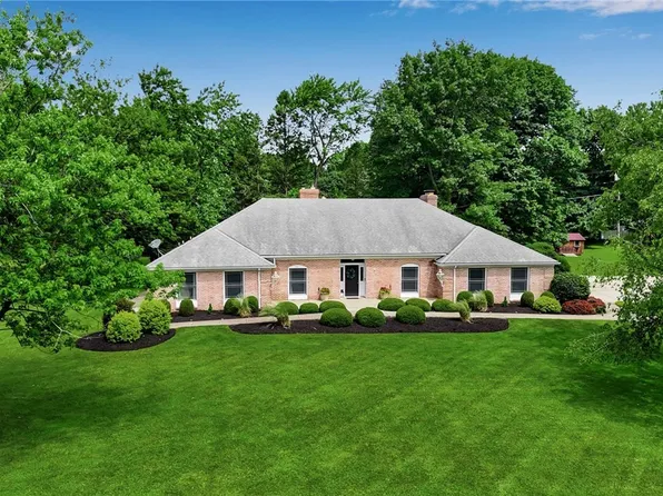 4901 Pineledge Dr W, Clarence, NY 14031