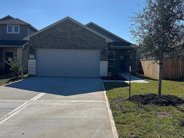 1709 Cayden Oak Ln — Photo 1