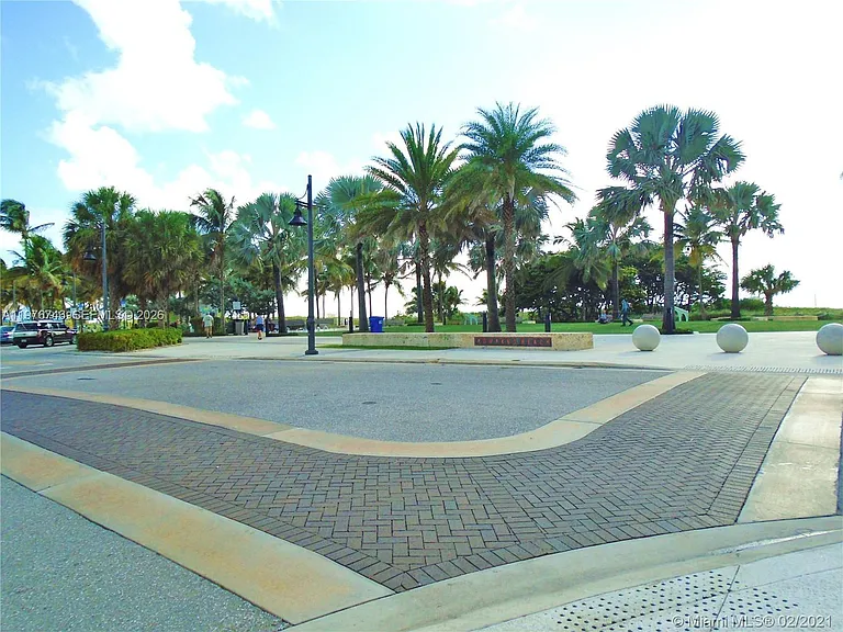 400 N Riverside Dr #410 — Photo 58