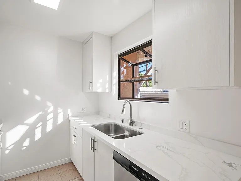 4920 Cahuenga Blvd — Photo 6