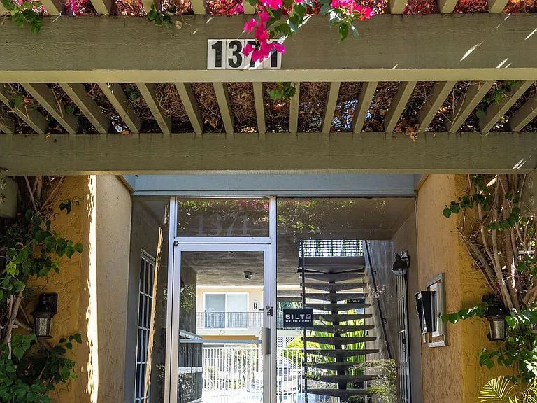 Sandalwood Apartments — Photo 7