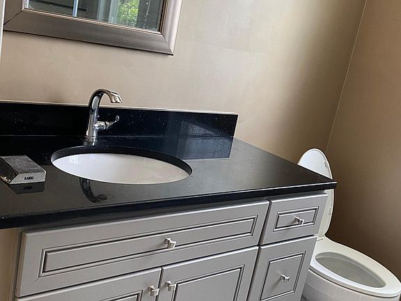 5th image of 407 Newport Ave #1