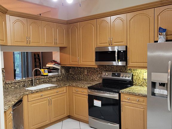 5th image of 10176 Lombardy Dr