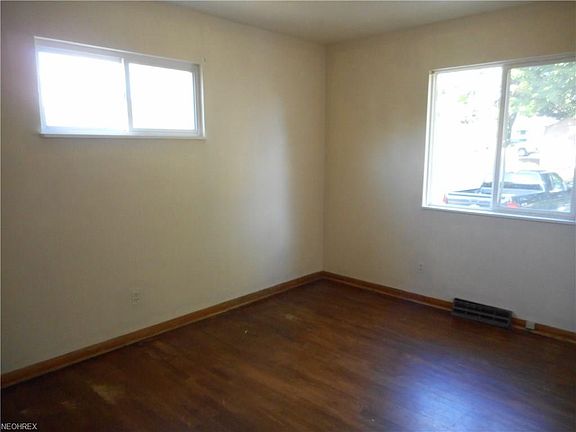 4th image of 391 & 393 Montrose Ave