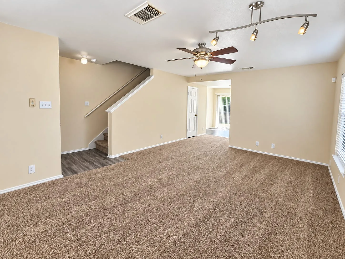 3 bed, 2.5 bath, 1548 sqft, $1,650 — Photo 4