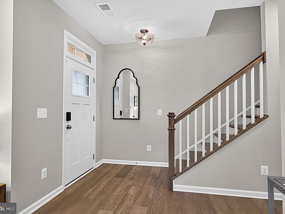 4th image of 830 Sawback Sq NE