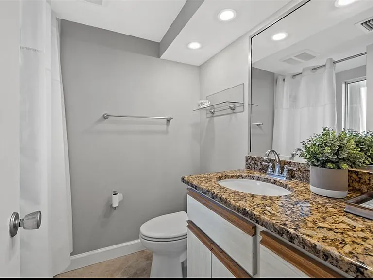 4750 Cove Cir #302 — Photo 7