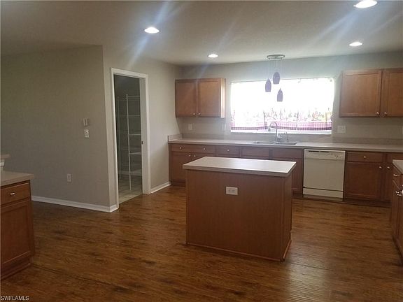 3rd image of 930 NW Juanita Pl