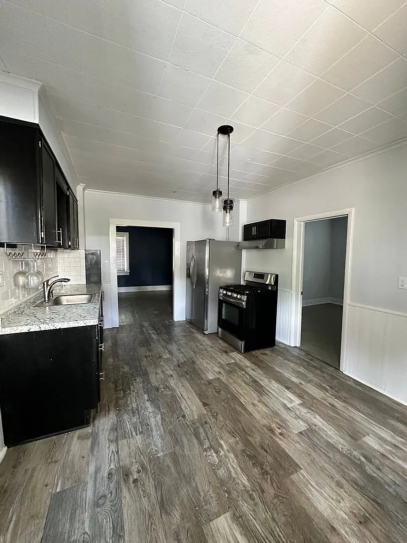 641 E Elm St — Photo 3