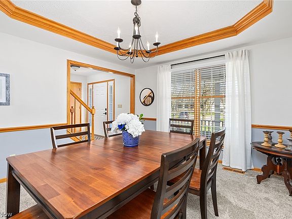 5th image of 1055 Marilyn Way