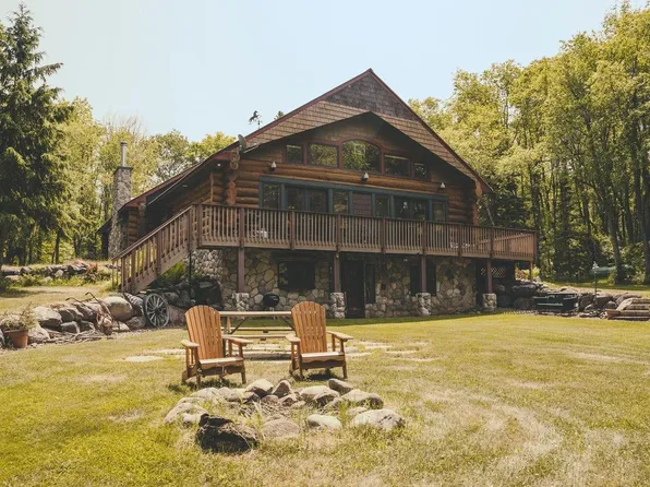 139 Lakeshore Ln, Iron River, MI 49935