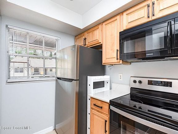 3rd image of 3069 Sir Hamilton Cir #7